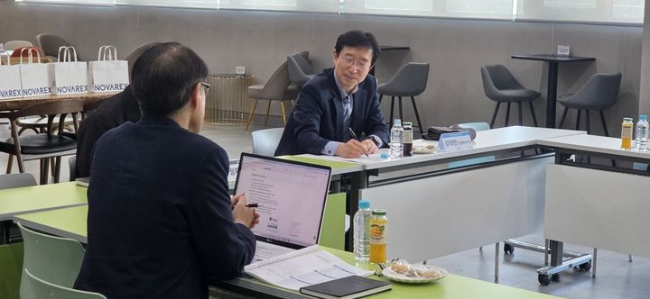 [세종=뉴시스]김대현 농촌진흥청 국립원예특작과학원 인삼특작부장이 20일 충북 오송의 건강기능식품 전문 제조기업(노바렉스)을 찾아 국내산 특용작물을 이용한 건강기능식품 원료 생산 확대 방안을 논의하고 현장 의견을 듣고 있다. (사진=농촌진흥청 제공) *재판매 및 DB 금지