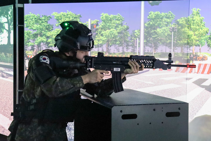 [순천=뉴시스] 육군31보병사단 전남 순천 과학화 예비군훈련장에서 조교가 VR(가상현실) 영상모의 사격 훈련을 시연하고 있다. (사진 = 31보병사단 제공) 2025.02.20. photo@newsis.com *재판매 및 DB 금지