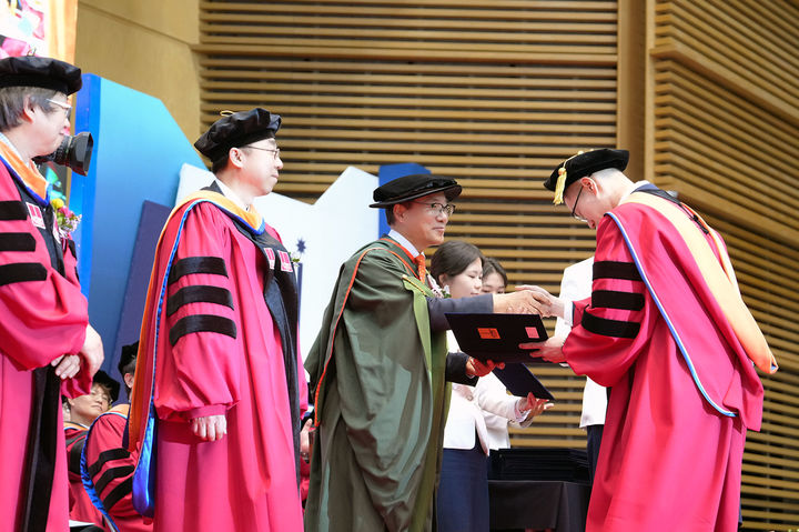 [울산=뉴시스] 구미현 기자 = 20일 2025학년도 UNIST 학위수여식이 실내체육관에서 열렸다. 박종래 총장이 졸업생들에게 학위를 수여하고 있다. 2025.02.20 (사진=UNIST 제공) photo@newsis.com *재판매 및 DB 금지