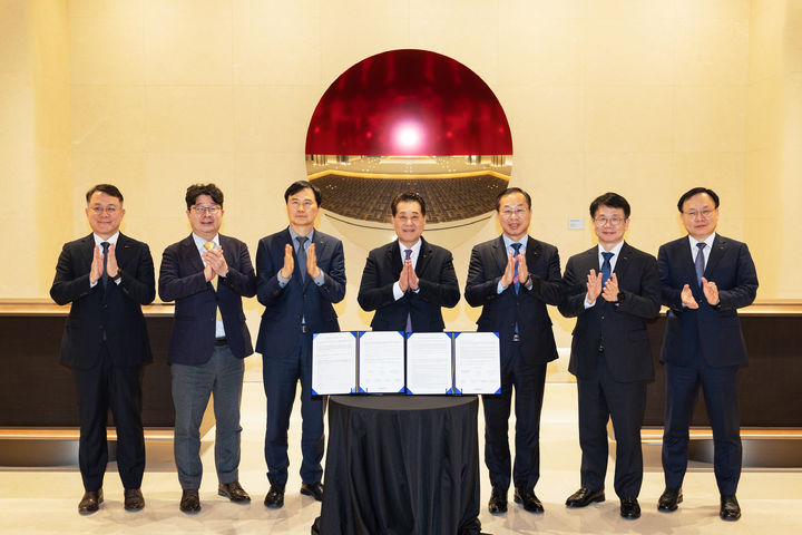 [서울=뉴시스] 포스코그룹이 20일 서울 포스코센터에서 그룹 인권경영 선언문 선포식을 진행했다. 왼쪽부터 천시열 포스코스틸리온 사장, 엄기천 포스코퓨처엠 사장, 이희근 포스코 사장, 장인화 포스코그룹 회장, 정희민 포스코이앤씨 사장, 심민석 포스코DX 사장, 정경진 포스코인터내셔널 부사장. (사진=포스코홀딩스 제공) 2025.2.20. photo@newsis.com *재판매 및 DB 금지