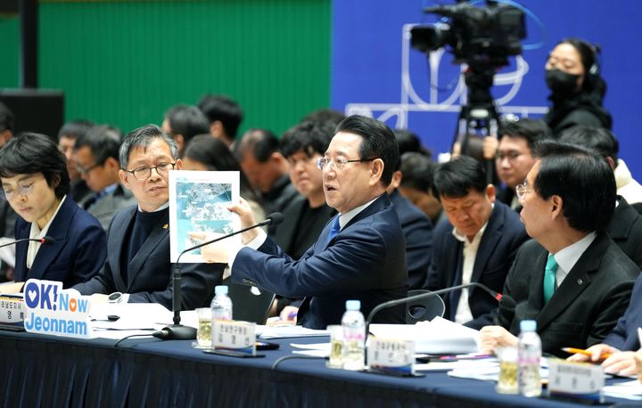 [목포=뉴시스] 김영록 전남지사가 20일 목포 국제축구센터에서 열린 목포시 정책비전 투어에서 인사말을 하고 있다. (사진=전남도 제공) 2025.02.20. photo@newsis.com *재판매 및 DB 금지