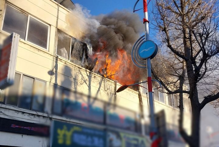 [인천=뉴시스] 20일 오후 4시27분께 인천 중구 신흥동3가 상가주택에서 불이 나 연기가 치솟고 있다. (사진=인천소방본부 제공) 2025.02.20. photo@newsis.com *재판매 및 DB 금지