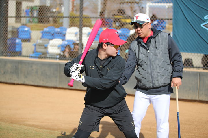 KIA 타이거즈 이범호 감독의 지도를 받고 있는 윤도현. 2025.01.29. (사진=KIA 제공) *재판매 및 DB 금지