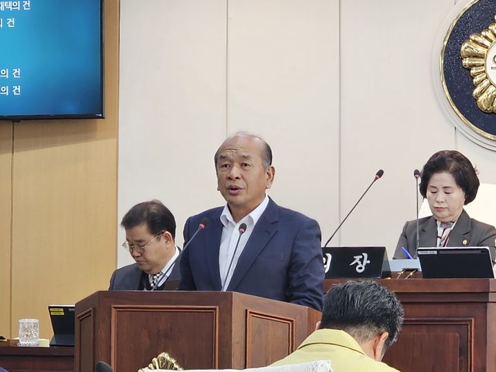 [태안=뉴시스] 김덕진 기자=김진권 태안군의회 의원이 20일 본회의장에서 열린 제309회 임시회 제1차 본회의에 앞서 태안소식지 관련 신상발언을 하고 있다. 2025.02.20. spark@newsis.com *재판매 및 DB 금지