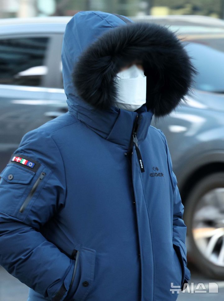[서울=뉴시스] 고범준 기자 = 연일 강추위가 이어지고 있는 20일 오전 서울 종로구 세종대로사거리에서 시민들이 발걸음을 옮기고 있다. 2025.02.20. bjko@newsis.com