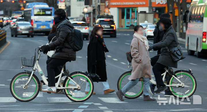 [서울=뉴시스] 고범준 기자 = 연일 강추위가 이어지고 있는 20일 오전 서울 종로구 세종대로사거리에서 시민들이 발걸음을 옮기고 있다. 2025.02.20. bjko@newsis.com