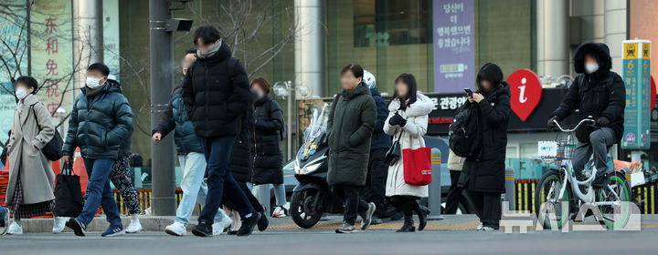 [서울=뉴시스] 고범준 기자 = 연일 강추위가 이어지고 있는 20일 오전 서울 종로구 세종대로사거리에서 시민들이 발걸음을 옮기고 있다. 2025.02.20. bjko@newsis.com