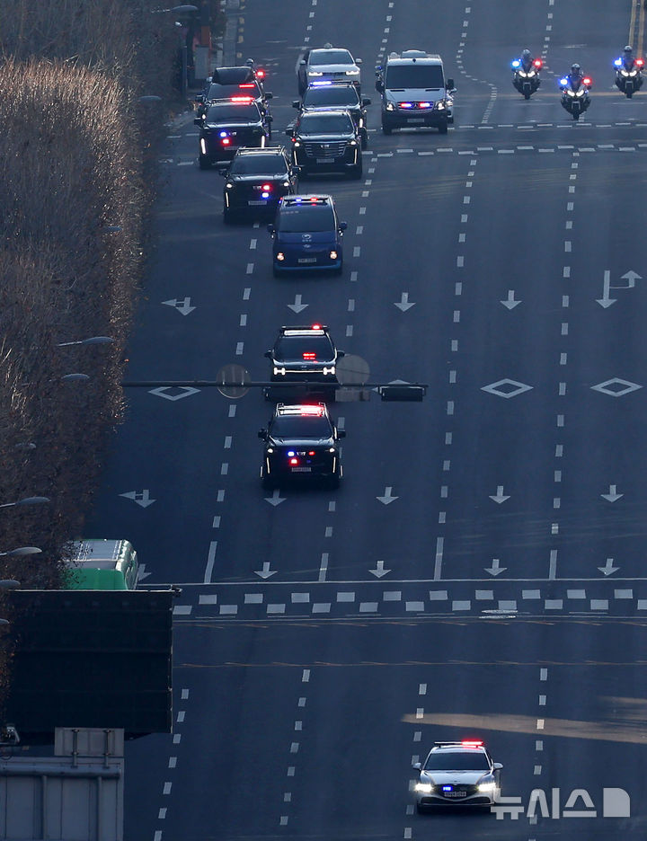 [서울=뉴시스] 홍효식 기자 = '내란 우두머리' 혐의로 재판에 넘겨진 윤석열 대통령의 첫 형사재판이 열리는 20일 오전 윤 대통령 탑승 호송차량 행렬이 서울 서초구 서울중앙지방법원으로 향하고 있다. 2025.02.20. yesphoto@newsis.com