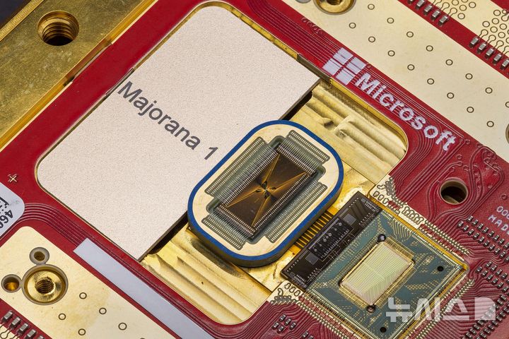 [서울=뉴시스] 마이크로소프트(MS)가 19일(현지 시간) 위상초전도체를 사용한 양자 컴퓨팅 칩 '마요라나(Majorana) 1'을 개발했다고 밝혔다. (사진=마이크로소프트 제공) 2025.02.20. photo@newsis.com