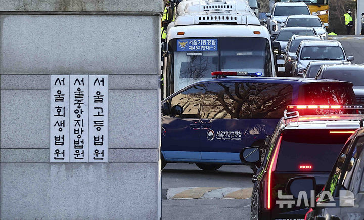 [서울=뉴시스] 김근수 기자 = 내란 우두머리' 혐의로 재판에 넘겨진 윤석열 대통령의 첫 형사재판이 열리는 20일 오전 윤 대통령 탑승 호송차량 행렬이 서울 서초구 서울중앙지방법원으로 향하고 있다. 2025.02.20. ks@newsis.com