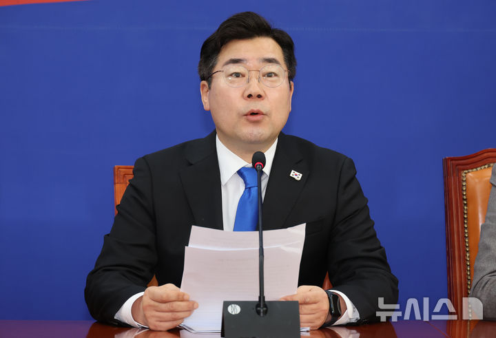 [서울=뉴시스] 조성우 기자 = 박찬대 더불어민주당 원내대표가 20일 오전 서울 여의도 국회에서 열린 정책조정회의에서 발언하고 있다. 2025.02.20. xconfind@newsis.com