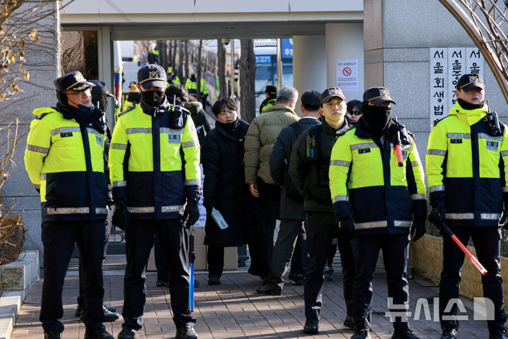 [서울=뉴시스] 사진공동취재단 = 내란 우두머리 혐의를 받는 윤석열 대통령의 형사재판 첫 공판준비기일인 20일 서초동 서울중앙지방법원 청사의 보안이 강화돼 있다. 2025.02.20. photo@newsis.com