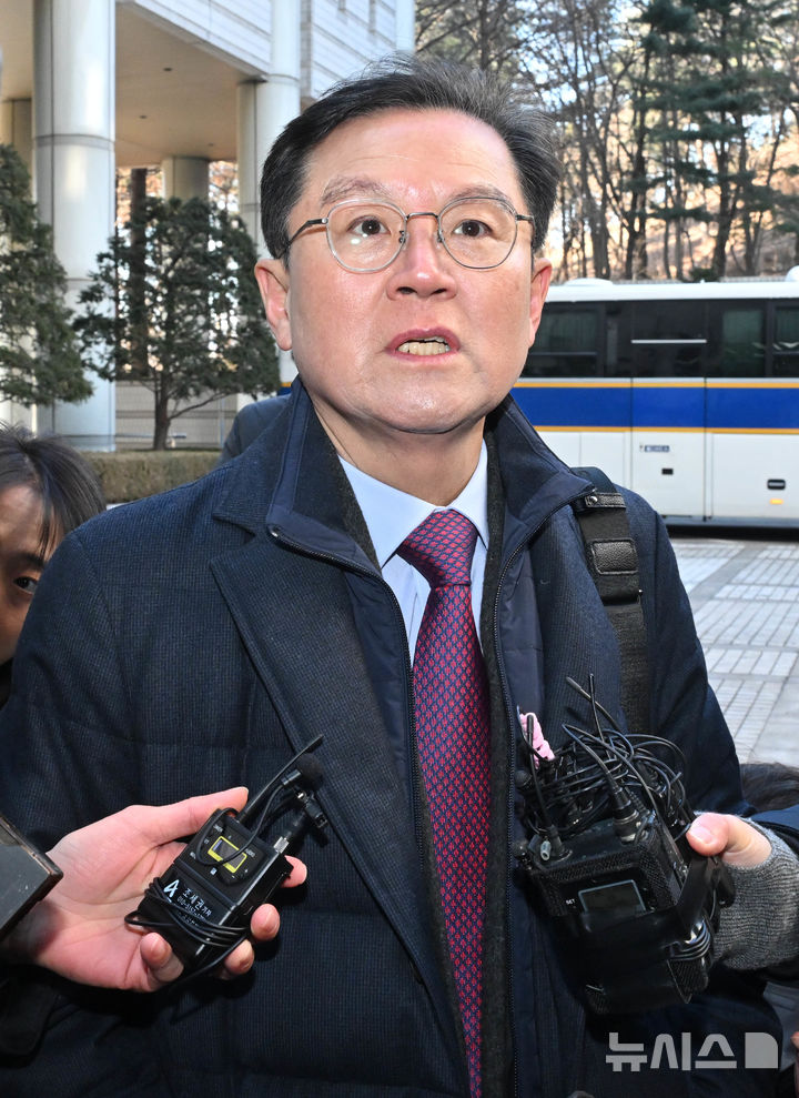 [서울=뉴시스] 사진공동취재단 = 윤석열 대통령 측 변호인 윤갑근 변호사가 20일 오전 서울 서초구 서울중앙지법에서 열린 윤 대통령 형사재판 공판준비기일 및 구속 취소 청구 심문에 출석하며 취재진의 질의에 답변하고 있다.서울중앙지법 형사합의25부(지귀연 부장판사)는 이날 내란 우두머리 혐의를 받는 윤 대통령의 1차 공판준비기일을 진행하며, 이번 기일에서는 윤 대통령 측이 청구한 구속 취소에 대한 심문도 함께 진행될 예정이다. 2025.02.20. photo@newsis.com