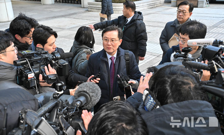 [서울=뉴시스] 사진공동취재단 = 윤석열 대통령 측 변호인 윤갑근 변호사가 20일 오전 서울 서초구 서울중앙지법에서 열린 윤 대통령 형사재판 공판준비기일 및 구속 취소 청구 심문에 출석하며 취재진의 질의에 답변하고 있다.서울중앙지법 형사합의25부(지귀연 부장판사)는 이날 내란 우두머리 혐의를 받는 윤 대통령의 1차 공판준비기일을 진행하며, 이번 기일에서는 윤 대통령 측이 청구한 구속 취소에 대한 심문도 함께 진행될 예정이다. 2025.02.20. photo@newsis.com