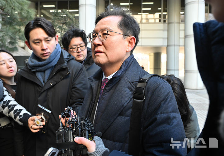 [서울=뉴시스] 사진공동취재단 = 윤석열 대통령 측 변호인 윤갑근 변호사가 20일 오전 서울 서초구 서울중앙지법에서 열린 윤 대통령 형사재판 공판준비기일 및 구속 취소 청구 심문에 출석하며 취재진의 질의에 답변하고 있다.서울중앙지법 형사합의25부(지귀연 부장판사)는 이날 내란 우두머리 혐의를 받는 윤 대통령의 1차 공판준비기일을 진행하며, 이번 기일에서는 윤 대통령 측이 청구한 구속 취소에 대한 심문도 함께 진행될 예정이다. 2025.02.20. photo@newsis.com