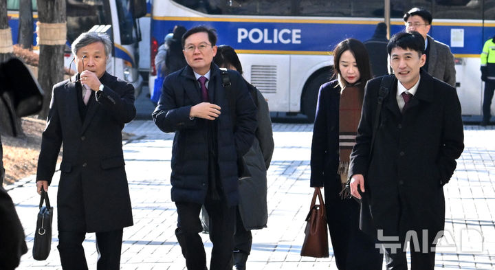 [서울=뉴시스] 사진공동취재단 = 윤석열 대통령 측 변호인 윤갑근 변호사가 20일 오전 서울 서초구 서울중앙지법에서 열린 윤 대통령 형사재판 공판준비기일 및 구속 취소 청구 심문에 출석하고 있다.서울중앙지법 형사합의25부(지귀연 부장판사)는 이날 내란 우두머리 혐의를 받는 윤 대통령의 1차 공판준비기일을 진행하며, 이번 기일에서는 윤 대통령 측이 청구한 구속 취소에 대한 심문도 함께 진행될 예정이다. 2025.02.20. photo@newsis.com