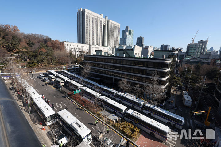 [서울=뉴시스] 홍효식 기자 = '내란 우두머리' 혐의로 재판에 넘겨진 윤석열 대통령의 첫 형사재판이 열린 20일 오전 서울 서초구 서울중앙지방법원 인근에 경찰 기동대 버스가 대기하고 있다. 2025.02.20. yesphoto@newsis.com