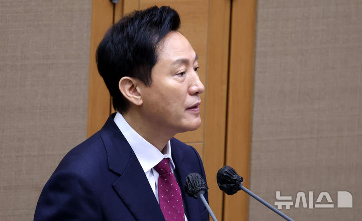 [서울=뉴시스] 추상철 기자 = 오세훈 서울시장이 지난 20일 오전 서울 종로구 서울시의회에서 열린 '제328회 임시회 제3차 본회의' 서울시정 및 교육행정에 관한 질문에서 이소라 더불어민주당 시의원의 질의에 답변하고 있다. 2025.02.20. scchoo@newsis.com