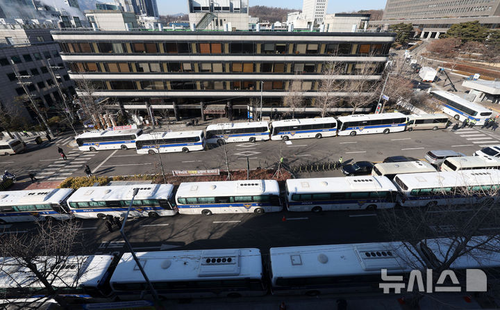 [서울=뉴시스] 홍효식 기자 = '내란 우두머리' 혐의로 재판에 넘겨진 윤석열 대통령의 첫 형사재판이 열린 20일 오전 서울 서초구 서울중앙지방법원 인근에 경찰 기동대 버스가 대기하고 있다. 2025.02.20. yesphoto@newsis.com