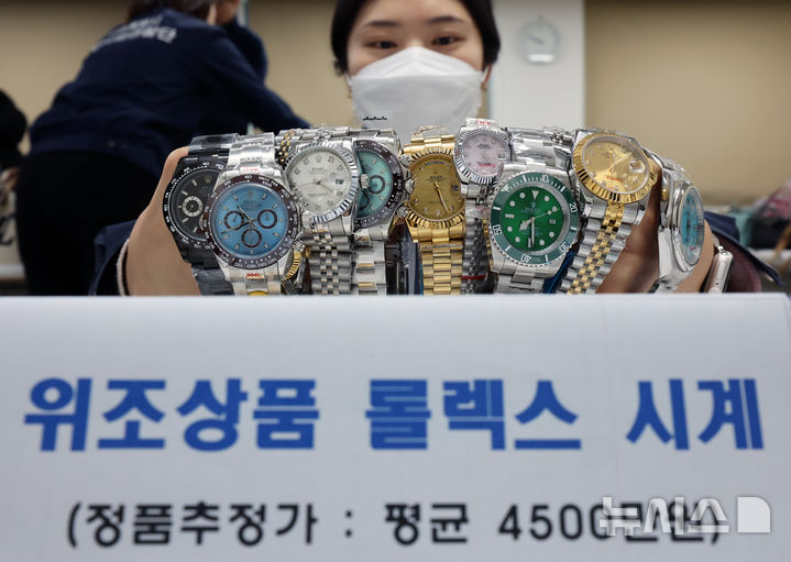 [서울=뉴시스] 김금보 기자 = 서울시 민생사법경찰국 경제수사과 직원들이 20일 오전 서울 중구 서울시청 남산 별관 민생사법경찰국에서 위조 명품 압수품을 정리하고 있다. 서울시청 민생사법경찰국은 명동 메인로드에서 6여년간 짝퉁 비밀매장을 운영한 일당 2명을 적발하고 정품가 38억원의 위조 명품을 압수했다. 2025.02.20. kgb@newsis.com