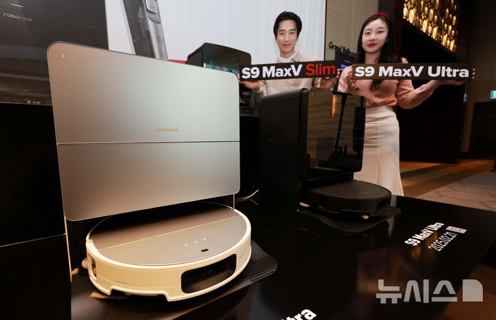 [서울=뉴시스] 고범준 기자 = 20일 오전 서울 강남구 그랜드 인터컨티넨탈 서울 파르나스 호텔 그랜드볼룸에서 열린 '2025 로보락 론칭쇼'에서 모델들이 로보락 S9 MaxV Ultra(S9 맥스V 울트라)와 로보락 S9 MaxV Slim(S9 맥스V 슬림) 제품 앞에서 포즈를 취하고 있다. 로보락 최초로 탑재한 리트랙트센스 내비게이션 시스템은 기존의 고정형 LDS(Laser Distancr Sensor)와 달리 센서 높이가 자동으로 조정돼 좁은 공간도 손쉽게 통과할 수 있고 넓은 시야를 유지해 장애물을 정확하게 감지하고 정밀한 맵핑을 제공한다. 두께 7.98cm로 역대 로보락 제품 중 가장 슬림한 디자인을 갖췄으며, 일반형과 직배수 스테이션형 2종이다. 2025.02.20. bjko@newsis.com
