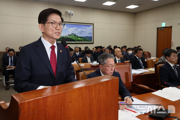 [서울=뉴시스] 조성우 기자 = 김문수 고용노동부 장관이 20일 오전 서울 여의도 국회에서 열린 환경노동위원회 전체회의에서 업무보고를 하고 있다. 2025.02.20. xconfind@newsis.com