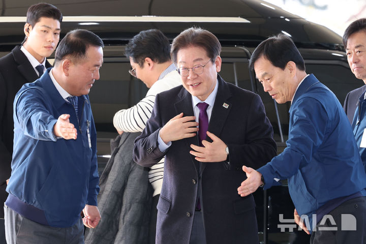 [아산=뉴시스] 권창회 기자 = 이재명 더불어민주당 대표가 20일 오전 충남 아산시 현대자동차 아산공장을 방문해 이동석(왼쪽) 현대자동차 사장, 이향수 부사장의 안내를 받고 있다. 2025.02.20. kch0523@newsis.com