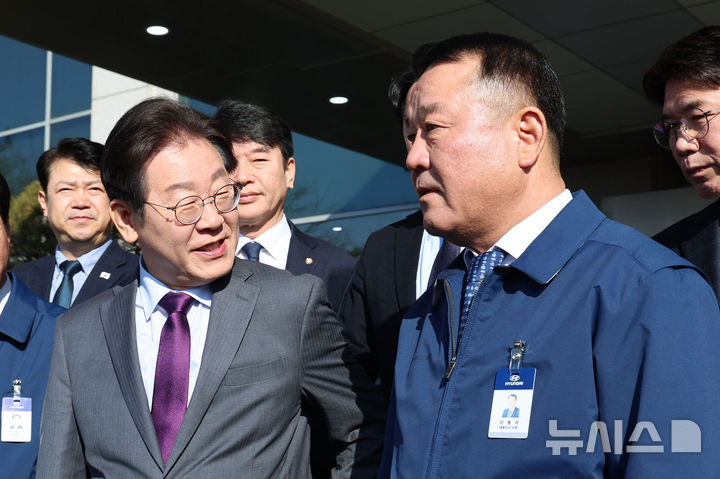 [아산=뉴시스] 권창회 기자 = 이재명 더불어민주당 대표가 20일 오전 충남 아산시 현대자동차 아산공장을 방문해 이동석 현대자동차 사장과 대화를 나누고 있다. 2025.02.20. kch0523@newsis.com