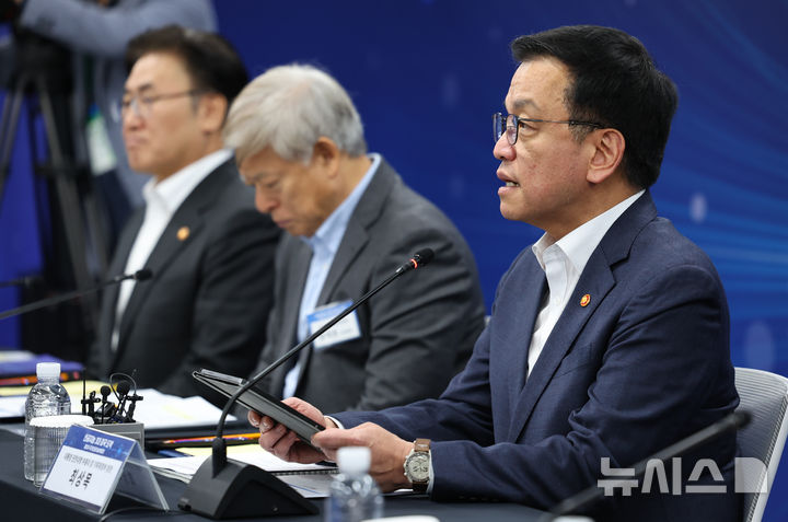 [서울=뉴시스] 최진석 기자 = 최상목 대통령 권한대행 부총리 겸 기획재정부 장관이 20일 서울 중구 서울스퀘어 국가인공지능위원회에서 열린 제3차 국가인공지능위원회에서 발언하고 있다. 2025.02.20. myjs@newsis.com