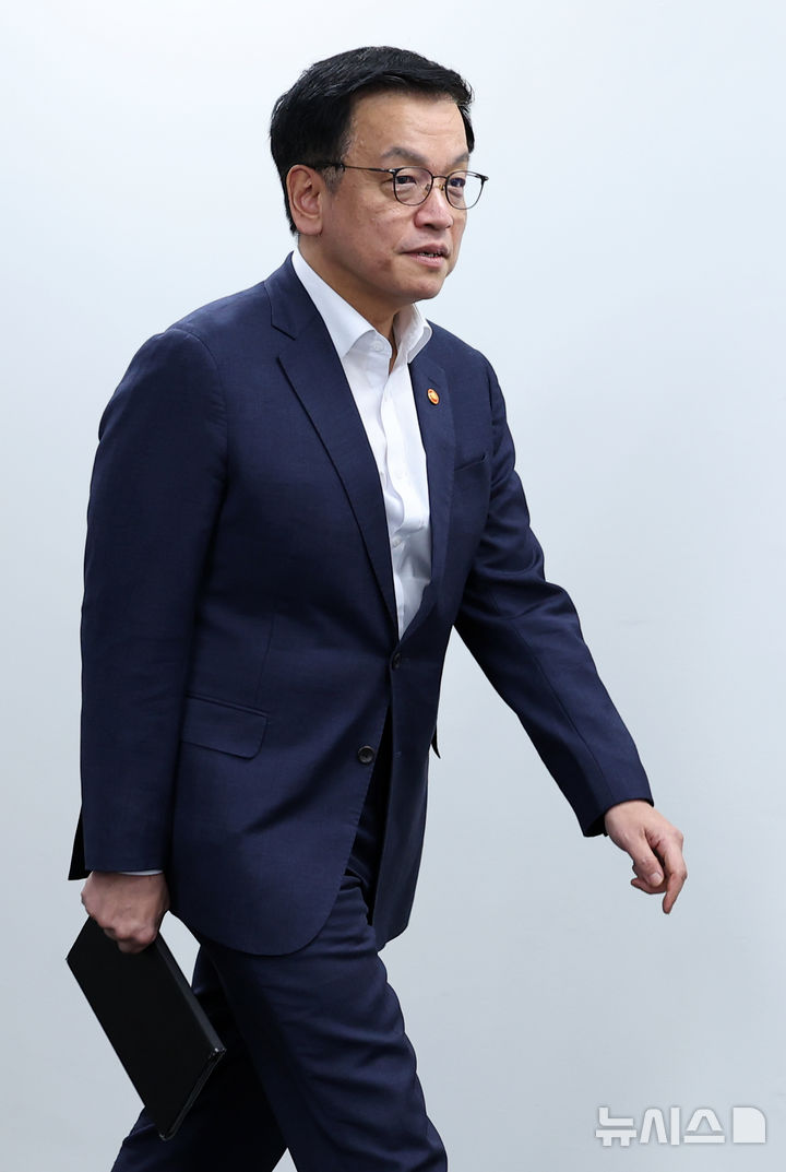 [서울=뉴시스] 최진석 기자 = 최상목 대통령 권한대행 부총리 겸 기획재정부 장관이 20일 서울 중구 서울스퀘어 국가인공지능위원회에서 열린 제3차 국가인공지능위원회에 입장하고 있다. 2025.02.20. myjs@newsis.com