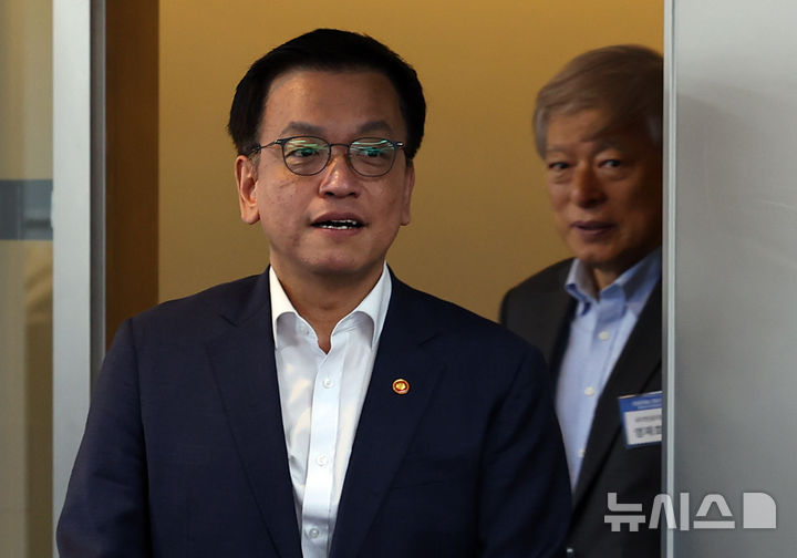 [서울=뉴시스] 최진석 기자 = 최상목 대통령 권한대행 부총리 겸 기획재정부 장관이 20일 서울 중구 서울스퀘어 국가인공지능위원회에서 열린 제3차 국가인공지능위원회에 입장하고 있다. 오른쪽은 염재호 국가인공지능위원회 부위원장. 2025.02.20. myjs@newsis.com