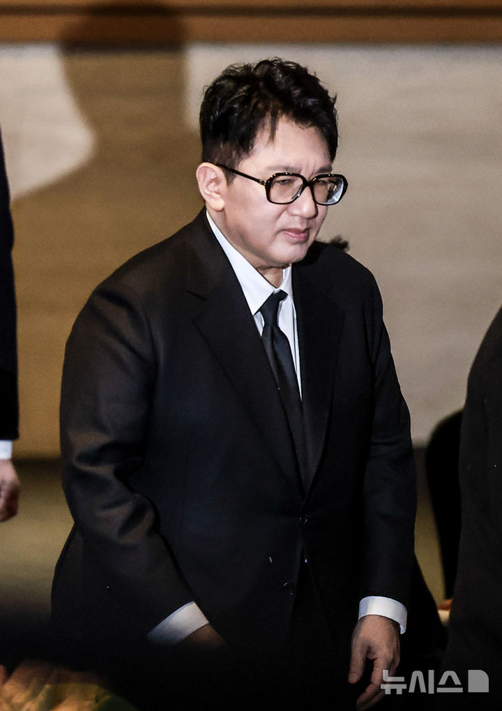 [서울=뉴시스] 정병혁 기자 = 방시혁 하이브 의장이 20일 서울 영등포구 FKI타워에서 열린 한국경제인협회 제64회 정기총회에 참석하고 있다. 2025.02.20. jhope@newsis.com