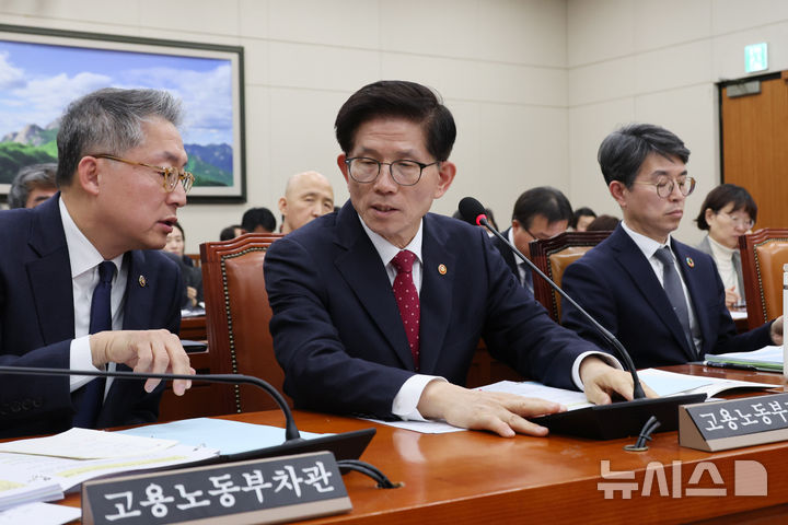 [서울=뉴시스] 조성우 기자 = 김문수(가운데) 고용노동부 장관이 20일 오전 서울 여의도 국회에서 열린 환경노동위원회 전체회의에서 김민석 차관과 대화하고 있다. 2025.02.20. xconfind@newsis.com