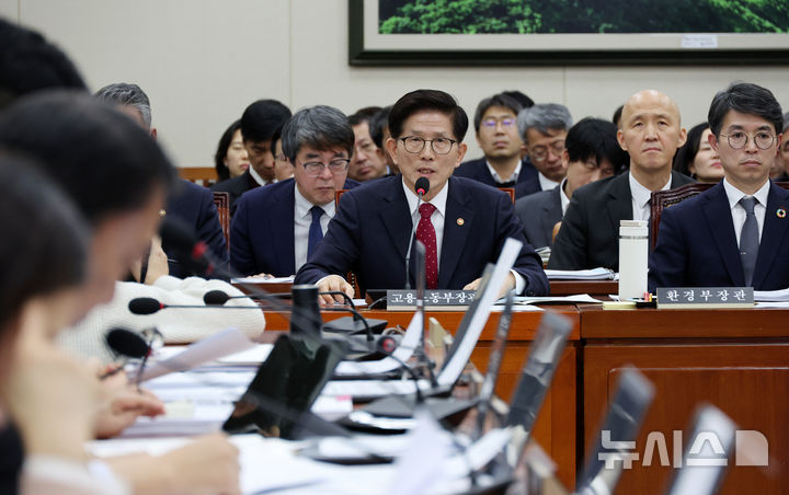 [서울=뉴시스] 조성우 기자 = 김문수 고용노동부 장관이 20일 오전 서울 여의도 국회에서 열린 환경노동위원회 전체회의에서 의원 질의에 답변하고 있다. 2025.02.20. xconfind@newsis.com