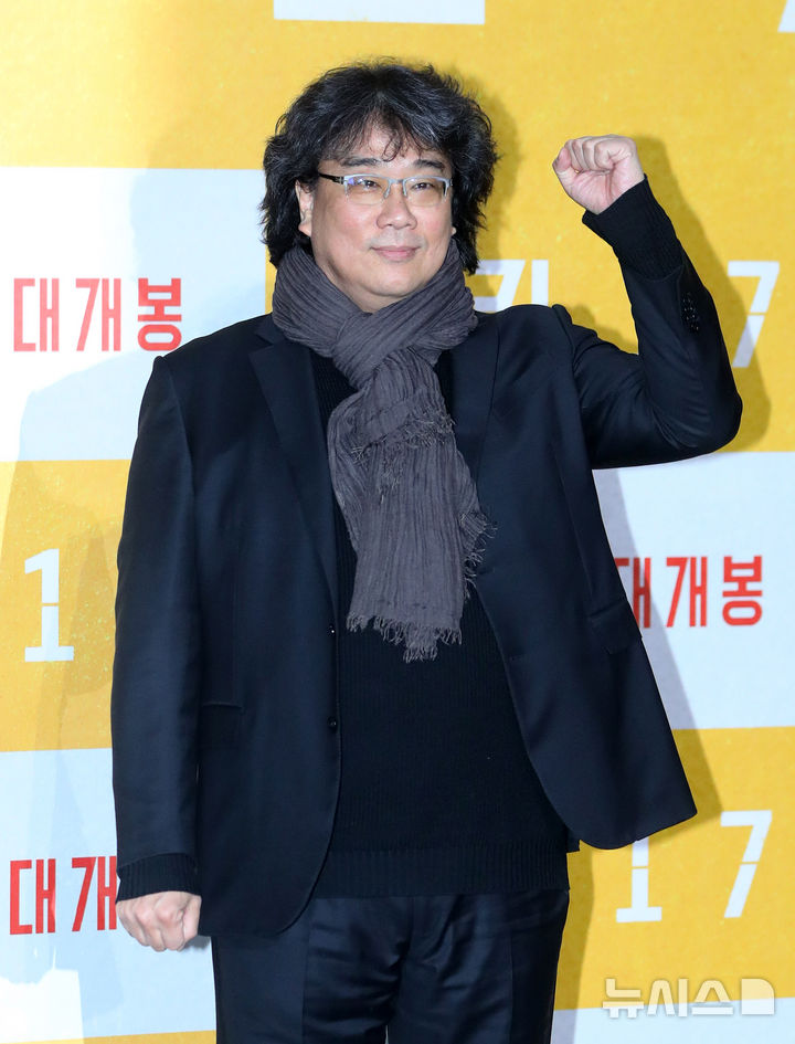 [서울=뉴시스] 김혜진 기자 = 봉준호 감독이 20일 오전 서울 강남구 코엑스 메가박스에서 열린 영화 '미키 17'(감독 봉준호) 기자간담회에서 포즈를 취하고 있다. 2025.02.20. jini@newsis.com