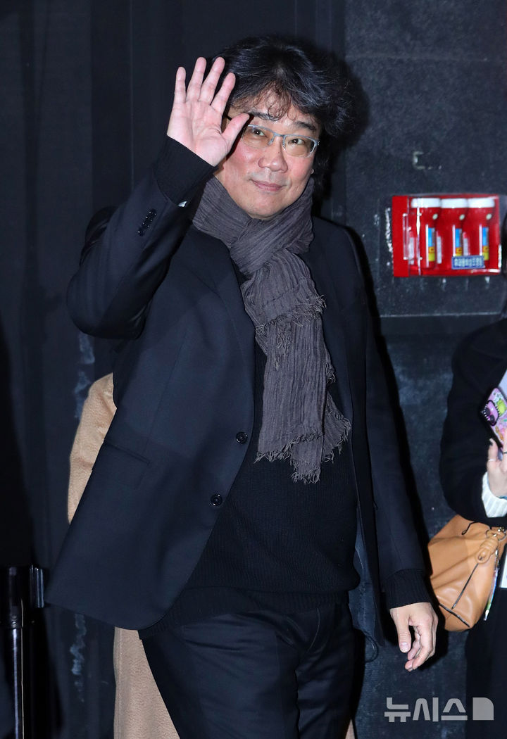 [서울=뉴시스] 김혜진 기자 = 봉준호 감독이 20일 오전 서울 강남구 코엑스 메가박스에서 열린 영화 '미키 17'(감독 봉준호) 기자간담회에서 포즈를 취하고 있다. 한국에서 세계 최초 개봉하는 '미키 17'은 죽으면 다시 프린트되는 '익스펜더블'로 위험한 일에 투입되는 소모품 인생을 살던 미키(로버트 패틴슨)가 17번째 죽음의 위기에서 벌어지는 예측불허의 모험을 그린 영화로 오는 28일 개봉된다. 2025.02.20. jini@newsis.com