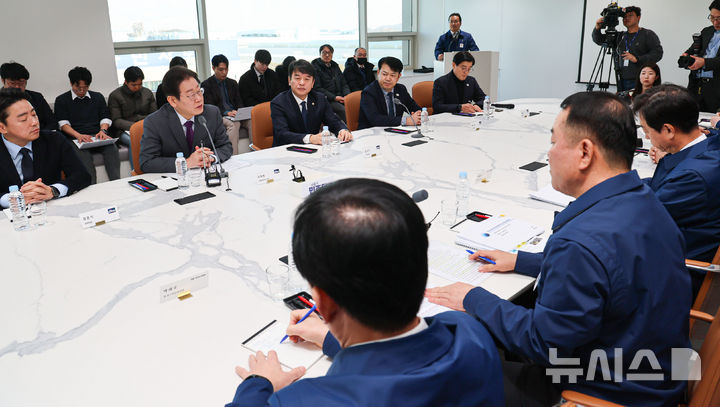 [아산=뉴시스] 권창회 기자 = 이재명 더불어민주당 대표가 20일 충남 아산시 현대자동차 아산공장에서 열린 자동차 산업 발전을 위한 현장간담회에서 인사말을 하고 있다. 2025.02.20. kch0523@newsis.com