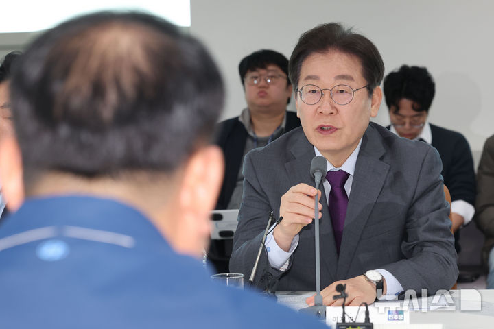 [아산=뉴시스] 권창회 기자 = 이재명 더불어민주당 대표가 20일 충남 아산시 현대자동차 아산공장에서 열린 자동차 산업 발전을 위한 현장간담회에서 인사말을 하고 있다. 2025.02.20. kch0523@newsis.com