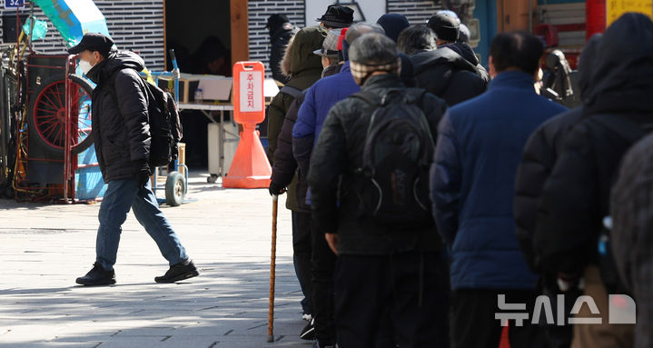 [서울=뉴시스] 추상철 기자 = 서울 종로구 탑골공원 인근 무료급식소 앞에서 노인들이 길게 줄 서 있다. 해당 사진은 기사 내용과 관련이 없습니다. (사진=뉴시스DB) scchoo@newsis.com