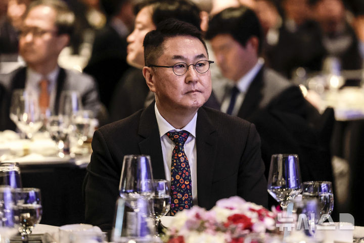 [서울=뉴시스] 정병혁 기자 = 이석우 두나무 대표가 20일 서울 영등포구 FKI타워에서 열린 한국경제인협회 제64회 정기총회에 참석해 있다. 2025.02.20. jhope@newsis.com