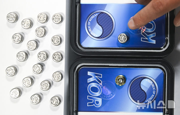 [수원=뉴시스] 김종택 기자 = 자동차 등록번호판 봉인제도 폐지를 하루 앞둔 20일 경기도 수원도시공사 번호판제작소에서 관계자가 기존 스테인리스 마개로 봉인된 번호판(사진 위)과 마개를 제거한 뒤 너트로 고정한 번호판을 보여주고 있다.도난, 번호판 위·변조 방지를 위해 1962년 시행된 자동차 등록번호판 봉인제도는 자동차관리법 일부 개정에 따라 등록번호판에 봉인을 부착하지 않고 운행할 수 있다. (공동취재) 2025.02.20. photo@newsis.com