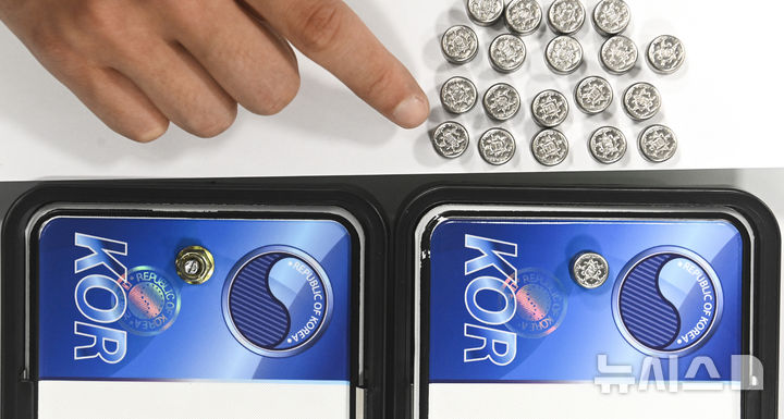 [수원=뉴시스] 김종택 기자 = 자동차 등록번호판 봉인제도 폐지를 하루 앞둔 20일 경기도 수원도시공사 번호판제작소에서 관계자가 기존 스테인리스 마개로 봉인된 번호판(사진 오른쪽)과 마개를 제거한 뒤 너트로 고정한 번호판을 보여주고 있다.도난, 번호판 위·변조 방지를 위해 1962년 시행된 자동차 등록번호판 봉인제도는 자동차관리법 일부 개정에 따라 등록번호판에 봉인을 부착하지 않고 운행할 수 있다. (공동취재) 2025.02.20. photo@newsis.com