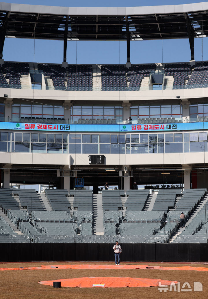 [대전=뉴시스] 김선웅 기자 = 20일 대전 중구 소재 새 야구장 한화생명 볼파크에서 열린 언론 공개 행사에서 취재진이 그라운드를 살펴보고 있다.한화이글스의 새로운 보금자리가 될 대전 한화생명 볼파크는 공사 3년 만인 오는 3월 5일 공식 개장할 예정이며 지하 2층~지상 4층, 관람석 2만7000석 규모로 조성됐다. 국내 최초 좌우 비대칭 그라운드와 높이 8m 몬스터 월, 복층형 불펜 등이 도입돼 대전의 새로운 스포츠·문화 랜드마크로 자리잡을 전망이다. 2025.02.20. mangusta@newsis.com