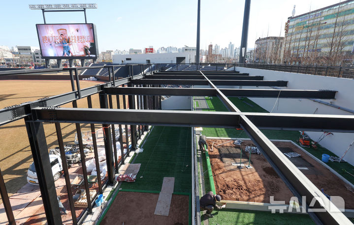 [대전=뉴시스] 김선웅 기자 = 20일 대전 중구 소재 새 야구장 한화생명 볼파크 복층형 불펜에서 관계자들이 막바지 작업에 분주한 모습이다.한화이글스의 새로운 보금자리가 될 대전 한화생명 볼파크는 공사 3년 만인 오는 3월 5일 공식 개장할 예정이며 지하 2층~지상 4층, 관람석 2만7000석 규모로 조성됐다. 국내 최초 좌우 비대칭 그라운드와 높이 8m 몬스터 월, 복층형 불펜 등이 도입돼 대전의 새로운 스포츠·문화 랜드마크로 자리잡을 전망이다. 2025.02.20. mangusta@newsis.com