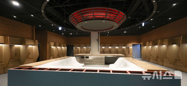 [대전=뉴시스] 김선웅 기자 = 20일 대전 중구 소재 새 야구장 한화생명 볼파크 홈팀 라커룸의 모습.한화이글스의 새로운 보금자리가 될 대전 한화생명 볼파크는 공사 3년 만인 오는 3월 5일 공식 개장할 예정이며 지하 2층~지상 4층, 관람석 2만7000석 규모로 조성됐다. 국내 최초 좌우 비대칭 그라운드와 높이 8m 몬스터 월, 복층형 불펜 등이 도입돼 대전의 새로운 스포츠·문화 랜드마크로 자리잡을 전망이다. 2025.02.20. mangusta@newsis.com