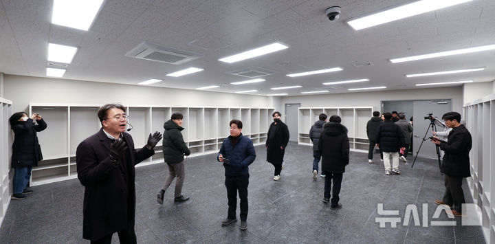 [대전=뉴시스] 김선웅 기자 = 20일 대전 중구 소재 새 야구장 한화생명 볼파크에서 열린 언론 공개 행사에서 취재진이 원정팀 라커룸을 살펴보고 있다.한화이글스의 새로운 보금자리가 될 대전 한화생명 볼파크는 공사 3년 만인 오는 3월 5일 공식 개장할 예정이며 지하 2층~지상 4층, 관람석 2만7000석 규모로 조성됐다. 국내 최초 좌우 비대칭 그라운드와 높이 8m 몬스터 월, 복층형 불펜 등이 도입돼 대전의 새로운 스포츠·문화 랜드마크로 자리잡을 전망이다. 2025.02.20. mangusta@newsis.com