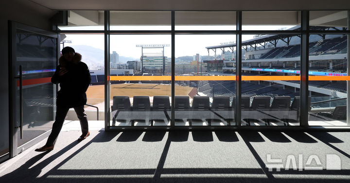 [대전=뉴시스] 김선웅 기자 = 20일 대전 중구 소재 새 야구장 한화생명 볼파크에서 열린 언론 공개 행사에서 취재진이 스카이박스 관람석을 살펴보고 있다.한화이글스의 새로운 보금자리가 될 대전 한화생명 볼파크는 공사 3년 만인 오는 3월 5일 공식 개장할 예정이며 지하 2층~지상 4층, 관람석 2만7000석 규모로 조성됐다. 국내 최초 좌우 비대칭 그라운드와 높이 8m 몬스터 월, 복층형 불펜 등이 도입돼 대전의 새로운 스포츠·문화 랜드마크로 자리잡을 전망이다. 2025.02.20. mangusta@newsis.com