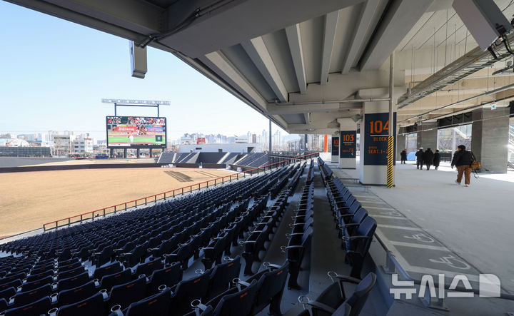 [대전=뉴시스] 김선웅 기자 = 20일 대전 중구 소재 새 야구장 한화생명 볼파크에서 열린 언론 공개 행사에서 취재진이 경기장 내부를 살펴보고 있다.한화이글스의 새로운 보금자리가 될 대전 한화생명 볼파크는 공사 3년 만인 오는 3월 5일 공식 개장할 예정이며 지하 2층~지상 4층, 관람석 2만7000석 규모로 조성됐다. 국내 최초 좌우 비대칭 그라운드와 높이 8m 몬스터 월, 복층형 불펜 등이 도입돼 대전의 새로운 스포츠·문화 랜드마크로 자리잡을 전망이다. 2025.02.20. mangusta@newsis.com