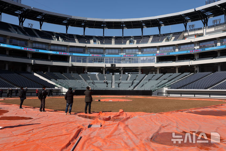 [대전=뉴시스] 김선웅 기자 = 20일 대전 중구 소재 새 야구장 한화생명 볼파크에서 열린 언론 공개 행사에서 취재진이 그라운드를 살펴보고 있다.한화이글스의 새로운 보금자리가 될 대전 한화생명 볼파크는 공사 3년 만인 오는 3월 5일 공식 개장할 예정이며 지하 2층~지상 4층, 관람석 2만7000석 규모로 조성됐다. 국내 최초 좌우 비대칭 그라운드와 높이 8m 몬스터 월, 복층형 불펜 등이 도입돼 대전의 새로운 스포츠·문화 랜드마크로 자리잡을 전망이다. 2025.02.20. mangusta@newsis.com