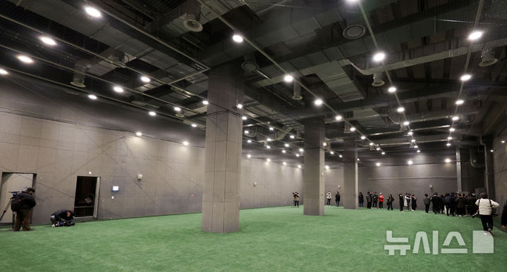 [대전=뉴시스] 김선웅 기자 = 20일 대전 중구 소재 새 야구장 한화생명 볼파크에서 열린 언론 공개 행사에서 취재진이 실내연습실을 살펴보고 있다.한화이글스의 새로운 보금자리가 될 대전 한화생명 볼파크는 공사 3년 만인 오는 3월 5일 공식 개장할 예정이며 지하 2층~지상 4층, 관람석 2만7000석 규모로 조성됐다. 국내 최초 좌우 비대칭 그라운드와 높이 8m 몬스터 월, 복층형 불펜 등이 도입돼 대전의 새로운 스포츠·문화 랜드마크로 자리잡을 전망이다. 2025.02.20. mangusta@newsis.com